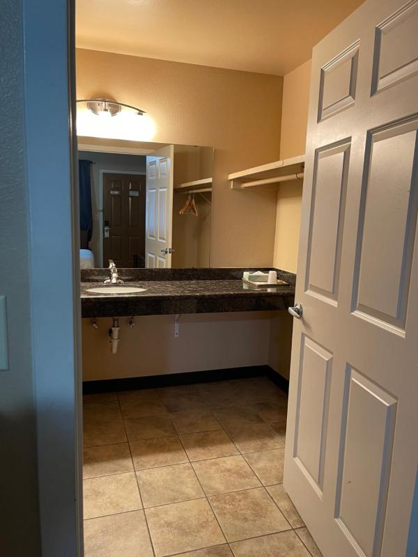 Queen Room - Disability Access image 1