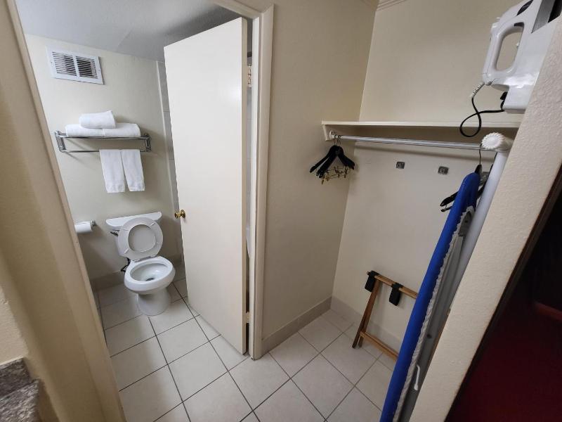 Queen Room with Two Queen Beds - Non-Smoking image 4