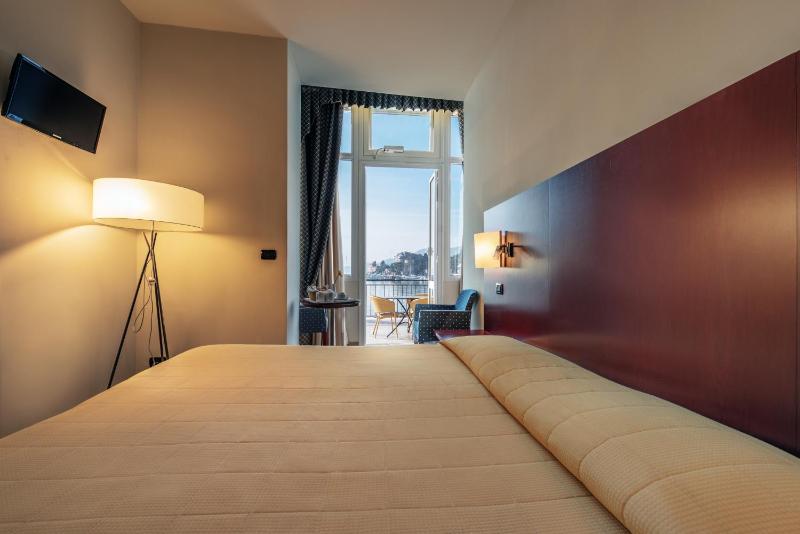 Superior Double Room with Sea View image 3