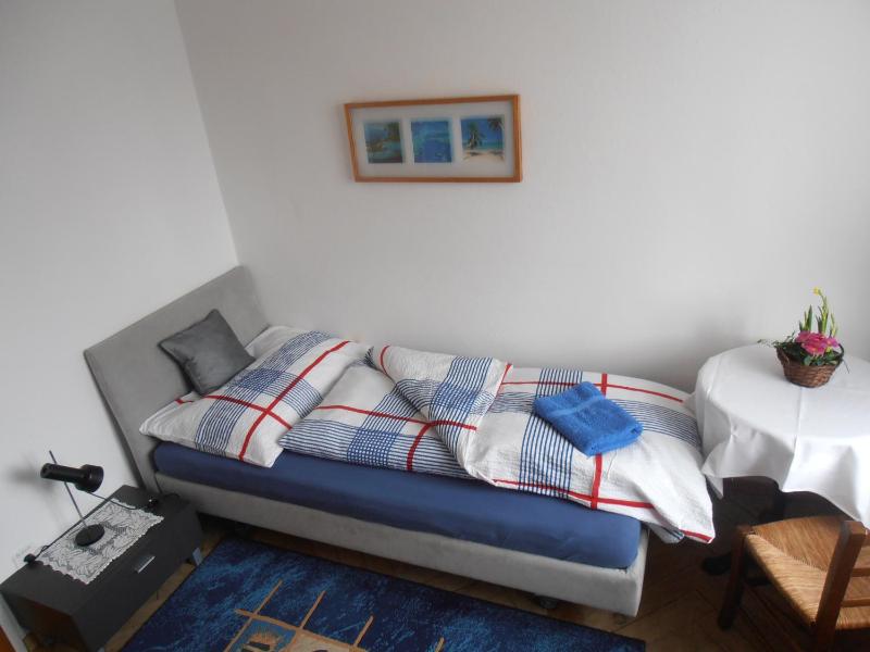 Single Room with Shared Bathroom image 4