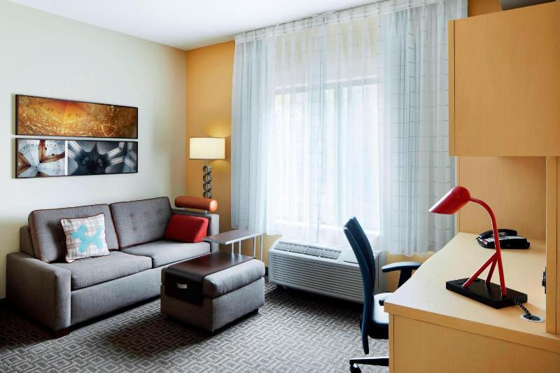 One-Bedroom Queen Suite with Sofa Bed image 4
