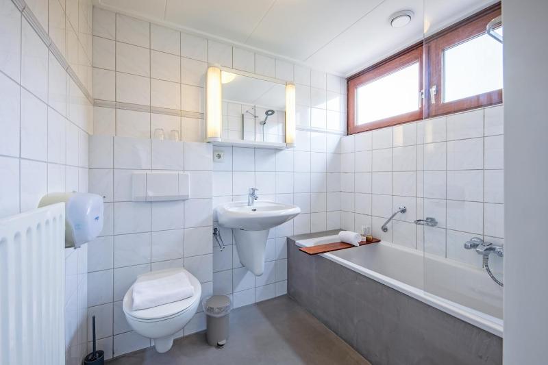 Standard Double Room with Bath image 4