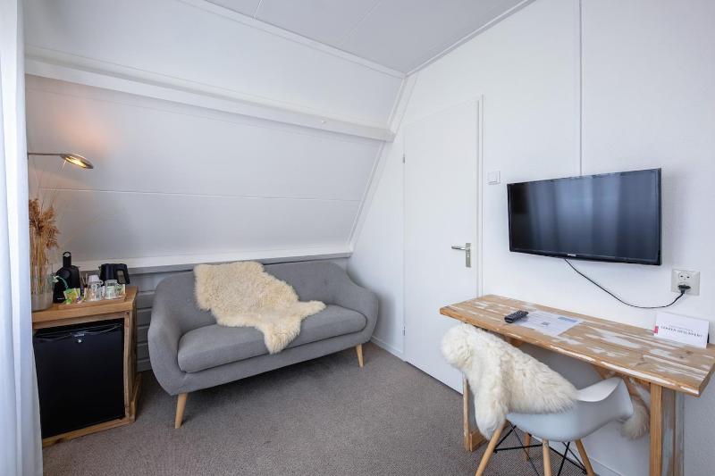 Deluxe King Room image 4