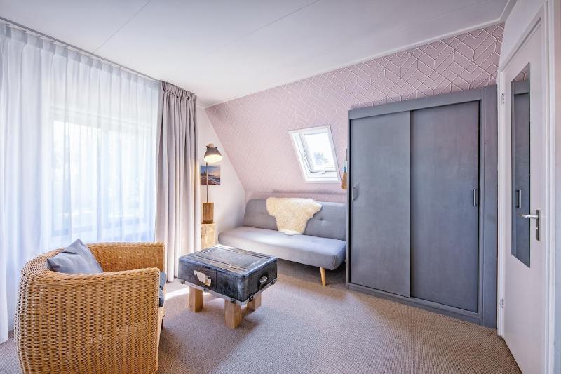 Deluxe King Room image 3
