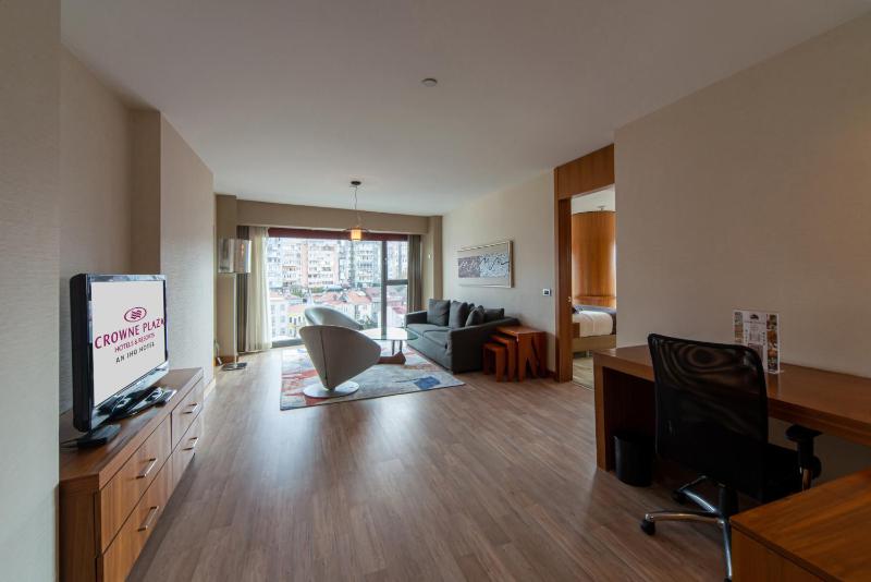 One-Bedroom Suite image 3