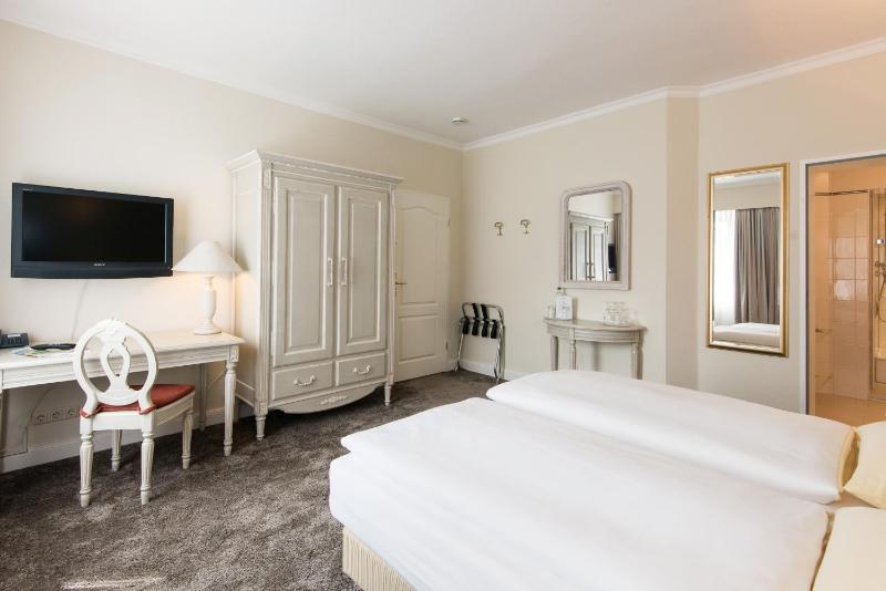 Standard Double Room image 4
