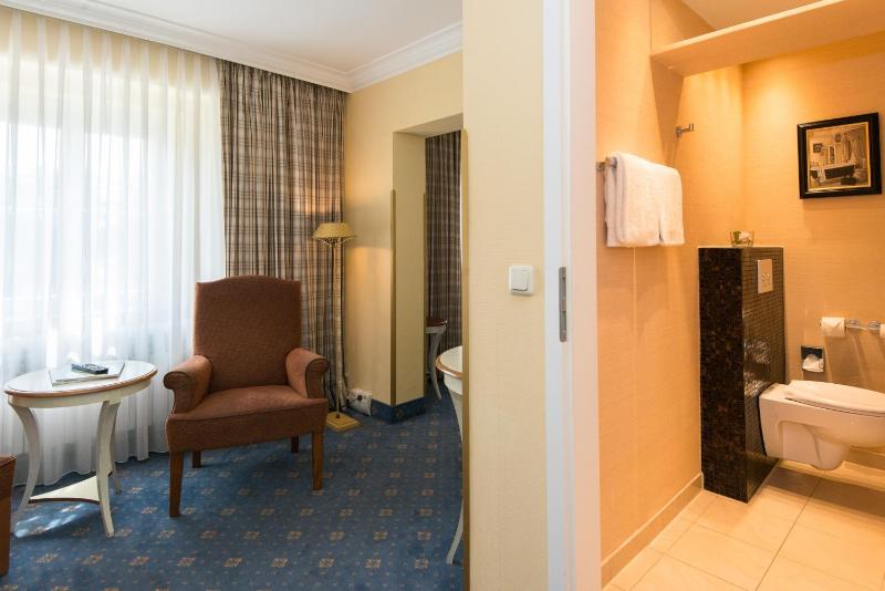 Deluxe Double Room with Lake View and Balcony image 2