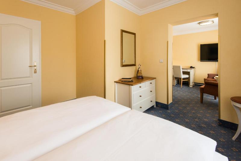 Deluxe Double Room with Lake View and Balcony image 3