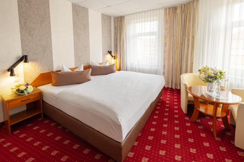Double Room image 3