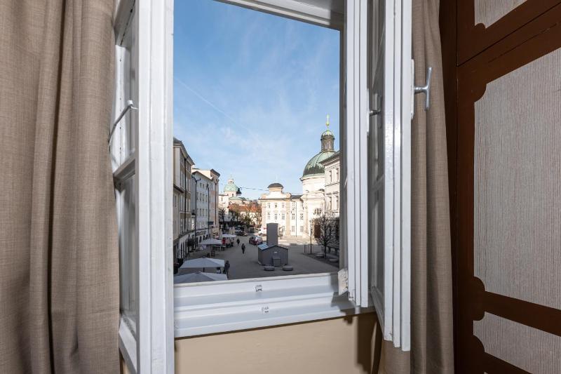 Double Room with Balcony and Cathedral Views image 3