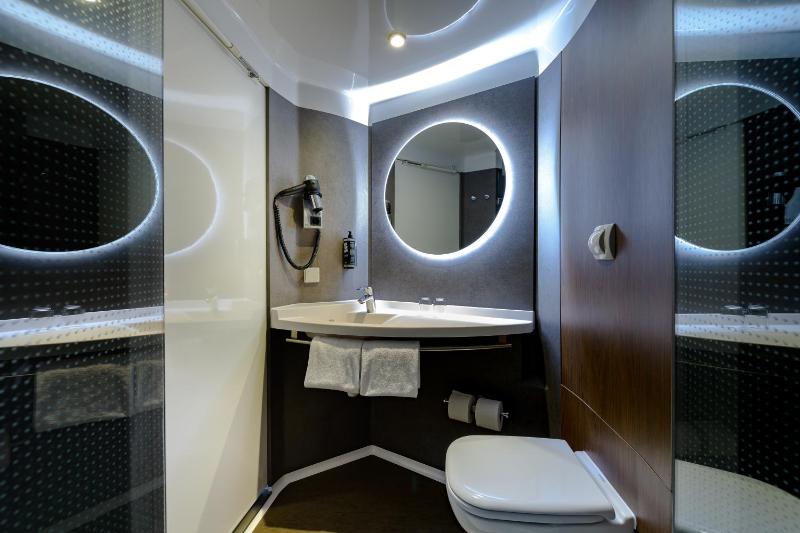 Twin Room image 4