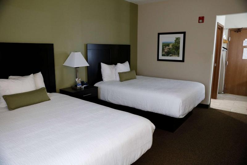 Queen Room with Two Queen Beds - Non-Smoking image 3