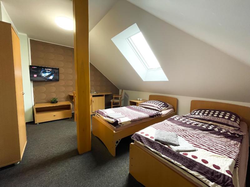 Twin Room image 3
