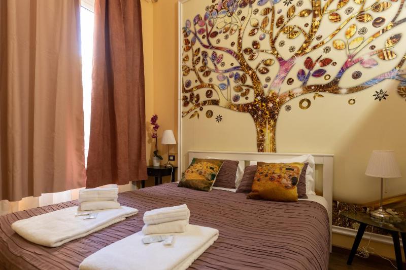 Small Double Room image 3