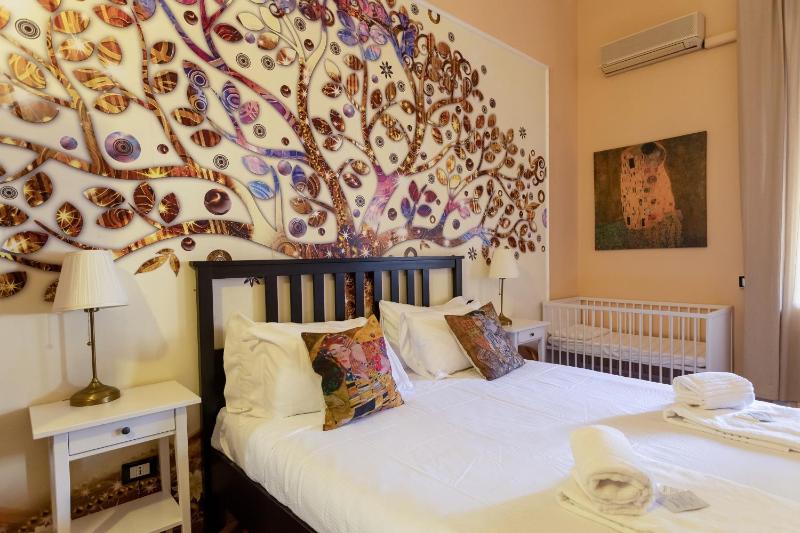 Standard Double Room with Shared Bathroom image 3