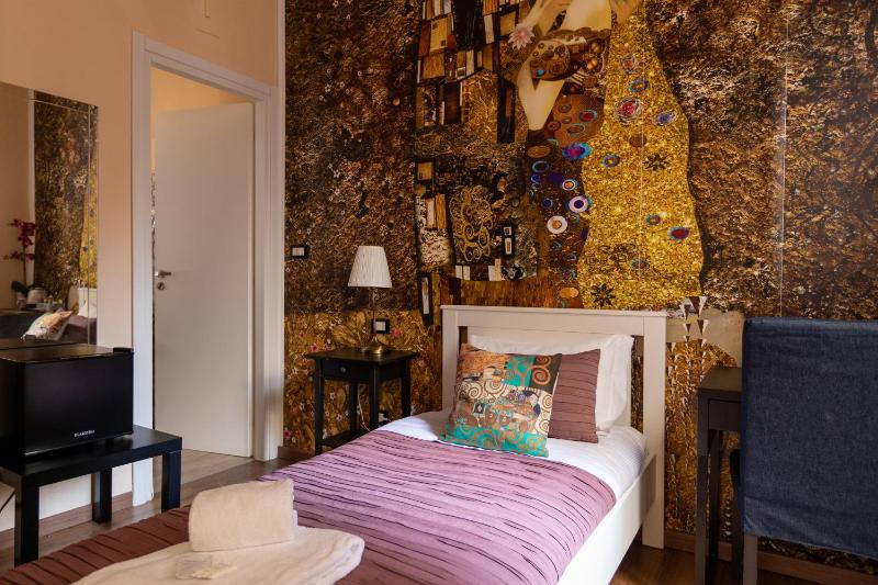 Small Single Room image 4