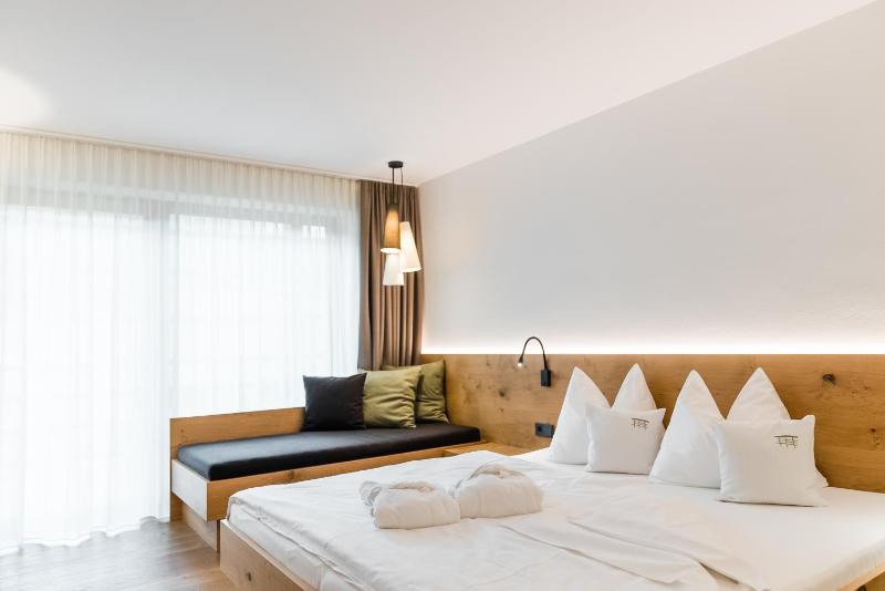 Double Room with Balcony image 4