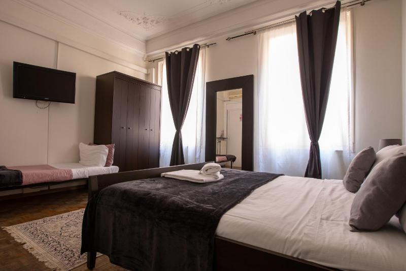 Triple Room with Private Bathroom image 4