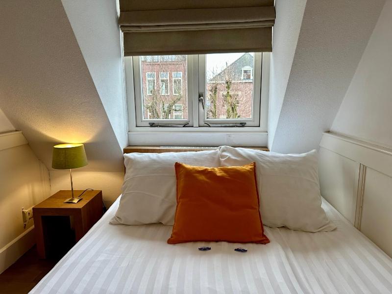 Budget Double Room with Shared Bathroom image 3