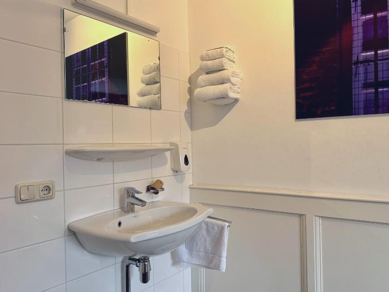 Budget Double Room with Shared Bathroom image 4