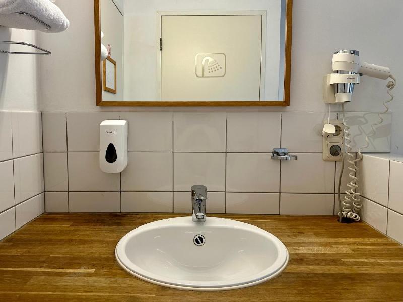 Budget Single Room image 3