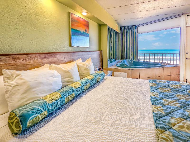 Oceanfront King Whirlpool room image 3