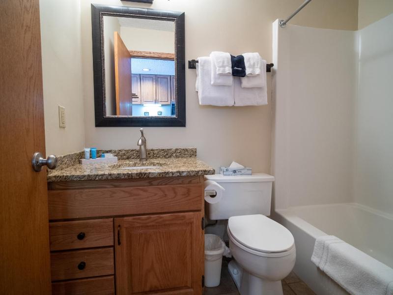 Queen Studio with Spa Bath image 2