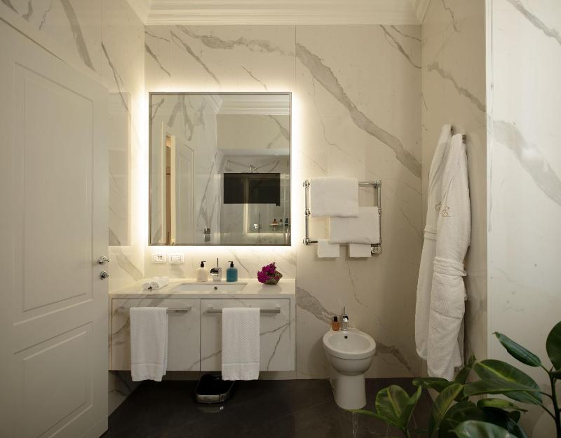 Deluxe Double Room image 4