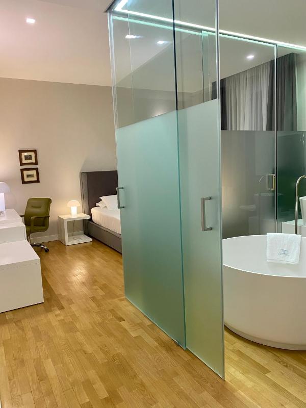 Double Room image 3