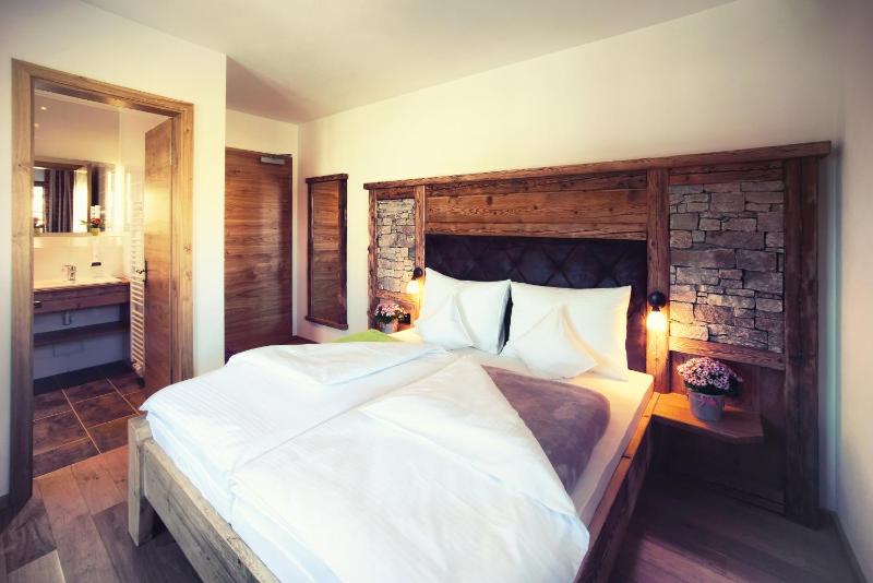 Standard Double Room image 3