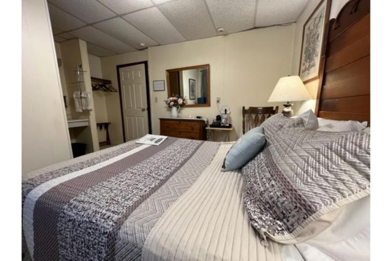 Small Double Room image 2