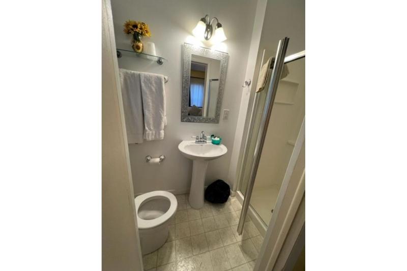Standard Queen Room image 4