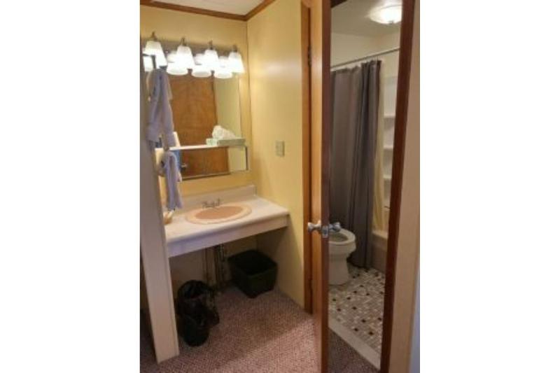 Quadruple Room with Bath image 2