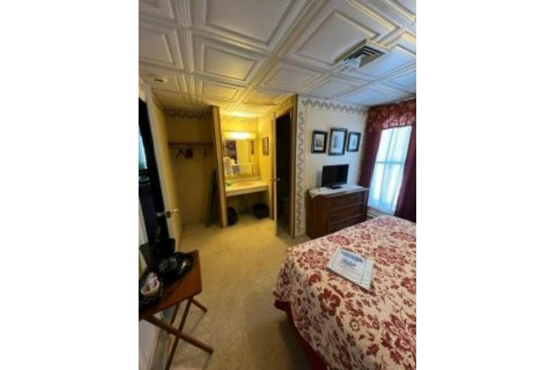 Queen Room image 2
