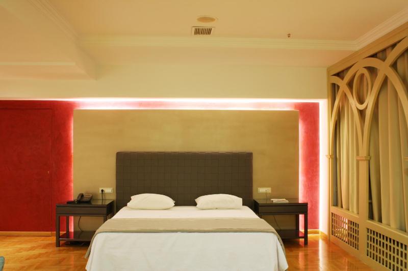 Business Suite Semi-Basement image 4