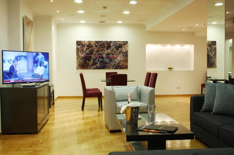 Business Suite Semi-Basement image 3