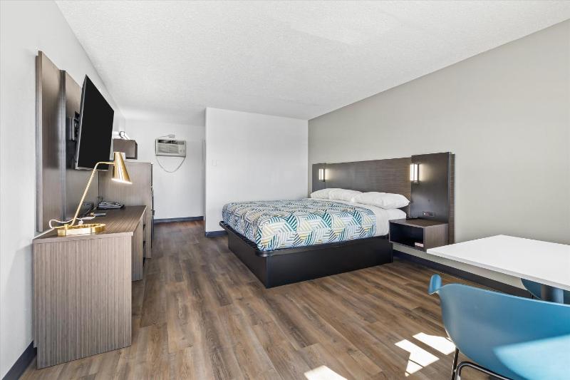 King Room - Non-Smoking image 4