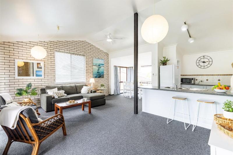 Villa Ellisa 5 10 Columbia Cl stunning unit with stunning views - image 23