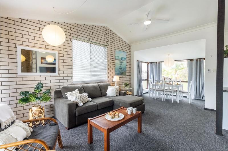 Villa Ellisa 5 10 Columbia Cl stunning unit with stunning views - image 7