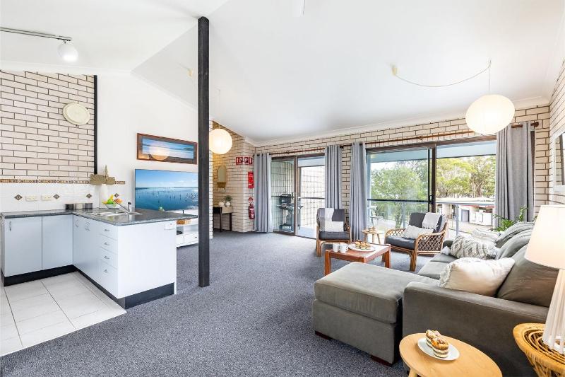 Villa Ellisa 5 10 Columbia Cl stunning unit with stunning views - image 13