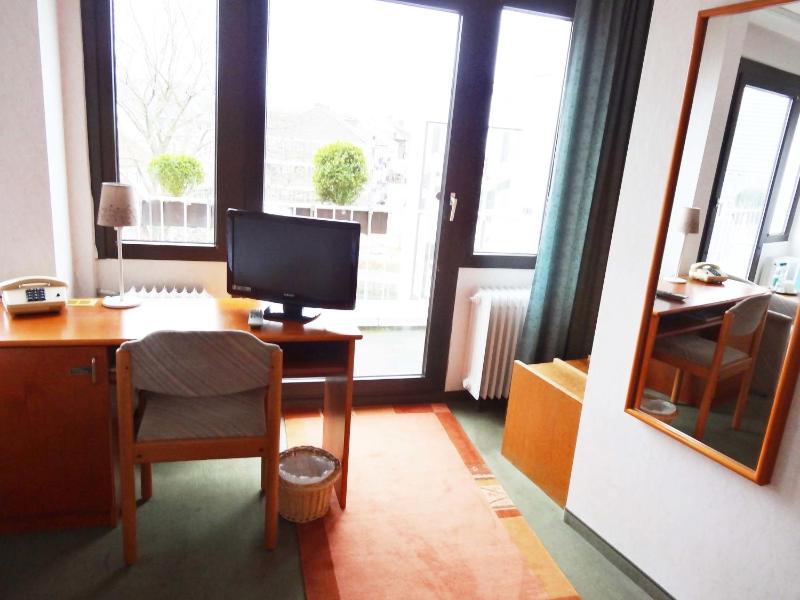 Twin Room image 4