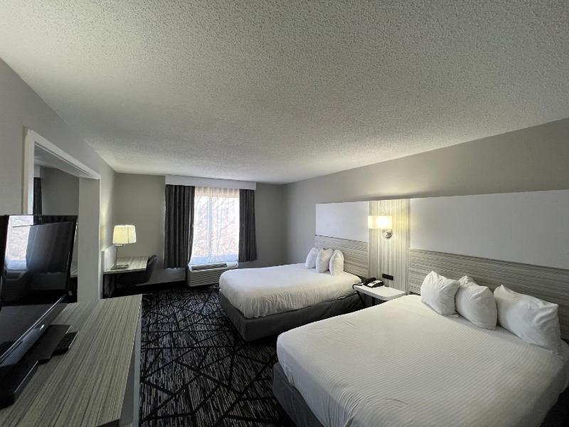 2 Double Beds and 1 King Bed, Studio Suite, Non-Smoking image 2