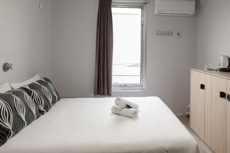 Standard Double Room with Shared Bathroom image 2