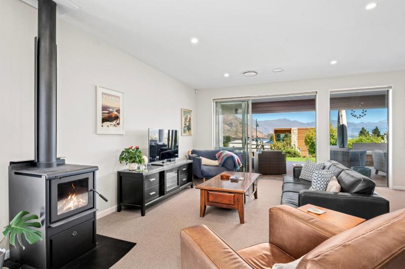 Lake Vista Retreat - Wanaka Holiday Home - image 19