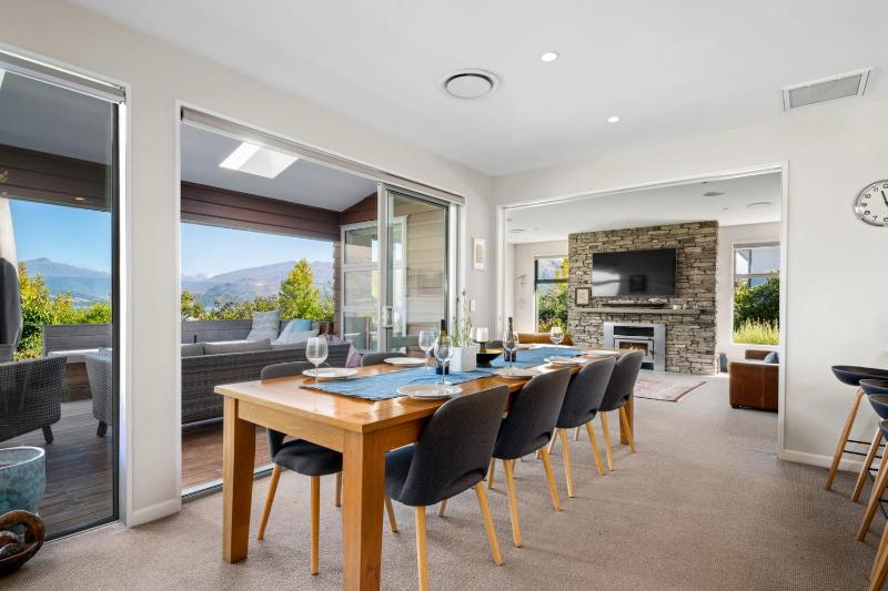 Lake Vista Retreat - Wanaka Holiday Home - image 7