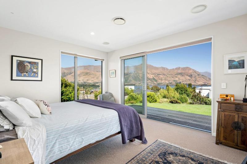 Lake Vista Retreat - Wanaka Holiday Home - image 14
