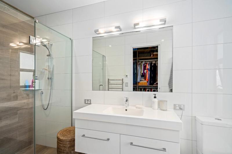 Lake Vista Retreat - Wanaka Holiday Home - image 5