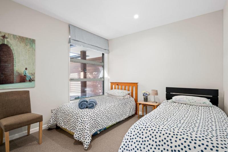 Lake Vista Retreat - Wanaka Holiday Home - image 4