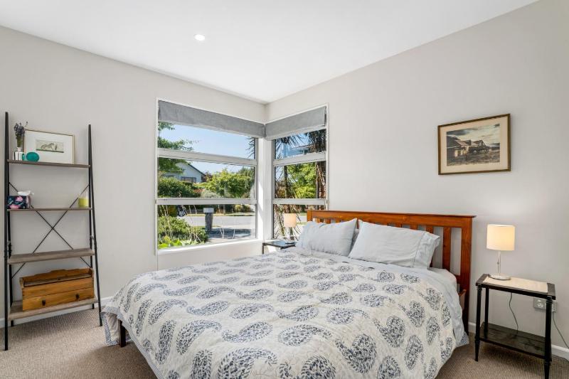 Lake Vista Retreat - Wanaka Holiday Home - image 10
