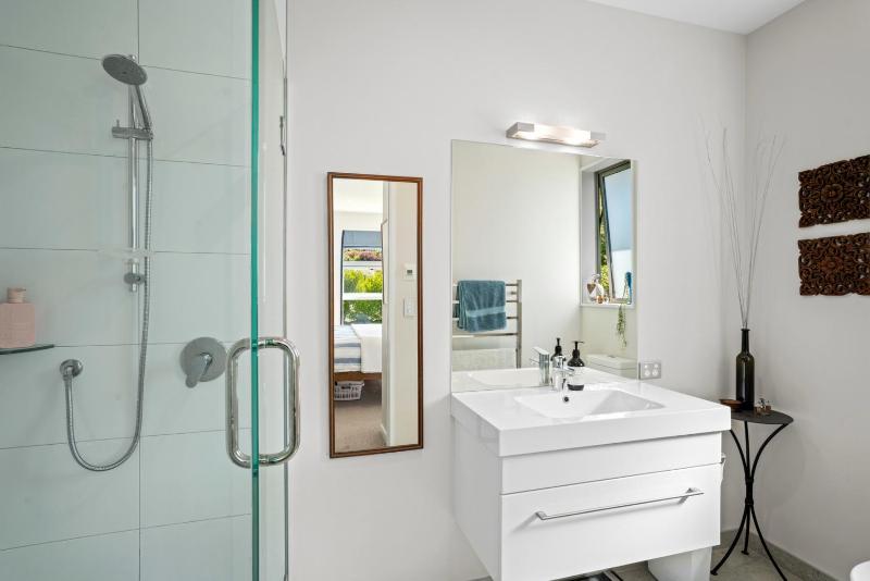 Lake Vista Retreat - Wanaka Holiday Home - image 3